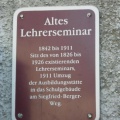 Hinweistafel auf das alte Lehrerseminar neben der St. Petri-Pauli-Kirche (Foto Sauerzapfe)