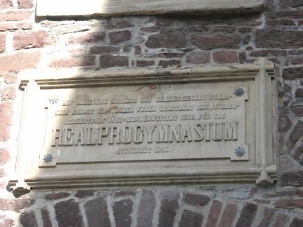 Gedenktafel am alten Gymnasium hinter der St. Andreas-Kirche (Foto Sauerzapfe)