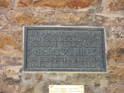 Erinnerungstafel an der alten Bergschule (Foto Sauerzapfe)