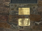 Erinnerungstafel und Stifterhinweis an der alten Bergschule (Foto Sauerzapfe)