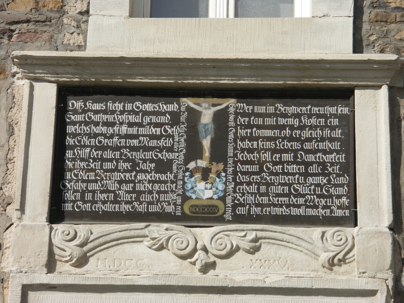 Inschrift über dem Portal der alten Bergschule (Foto Sauerzapfe)