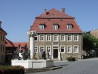 Alte Bergschule in Eisleben mit Knappenbrunnen (Foto Sauerzapfe)