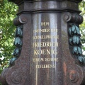 Denkmal von Friedrich Koenig - Inschrift des Sockels (Foto Sauerzapfe)