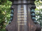 Denkmal von Friedrich Koenig - Inschrift des Sockels (Foto Sauerzapfe)