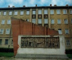 Denkmal zur Erinnerung an die  Rettung der Fahne von Kriwoi Rog vor einem Wohnblock mit Sgraffittos in Sangerhausen  Westsiedlung  Archiv Spilker 