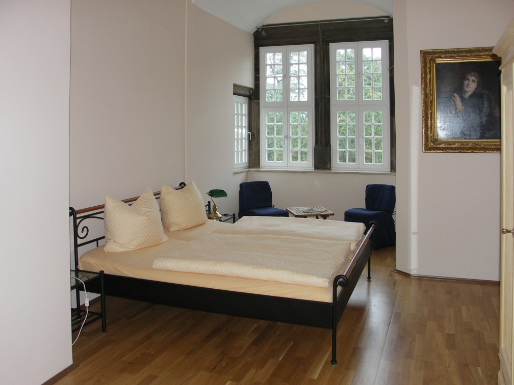 Schloss Seeburg - Schlafzimmer einer Ferienwohnung (Foto Sauerzapfe)