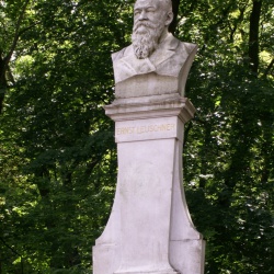 [104] Denkmal von Ernst Leuschner in Eisleben