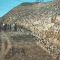 Zechsteinbasis mit Kupferschiefer im Straßeneinschnitt  (Foto Spilker)                           B 180 n bei Großörner (Foto Spilker)