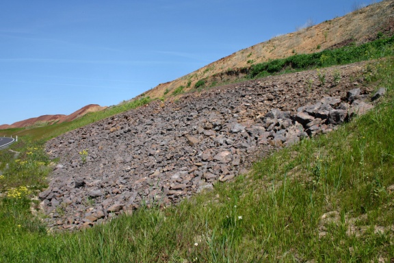 Aufgeschüttete Melaphyrbrekzie - Straßenhang B 180n Brücke Stockbachtal (Foto Dr. S. König – 2007)