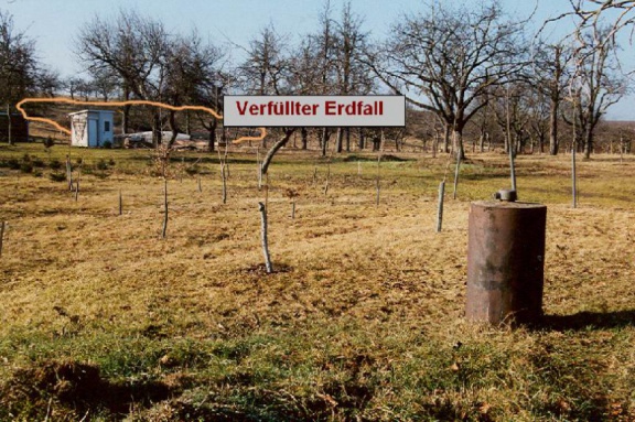 Umrisse des Erdfalls in Volkstedt (Foto Dr. S. König) 