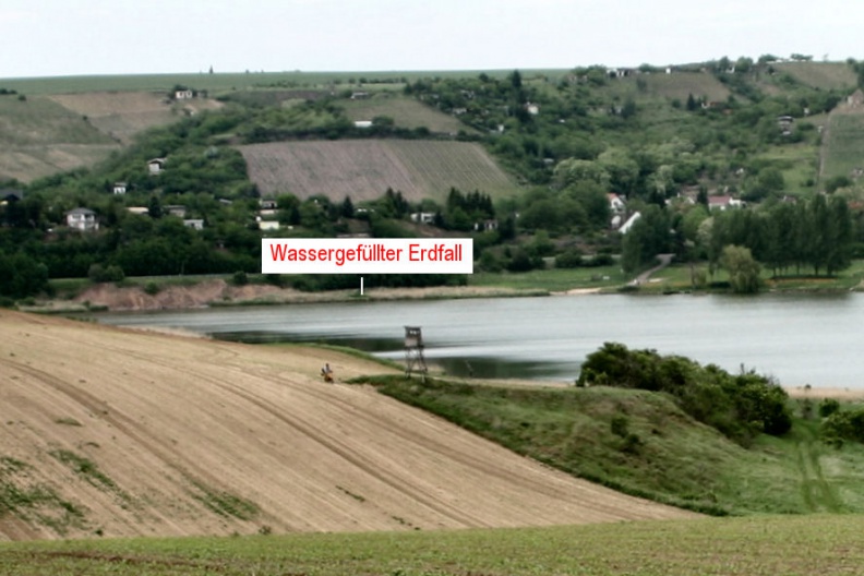 Südliche Ansicht des wassergefüllten Erdfalls Rollsdorf (Foto Dr. S. König – 2007)