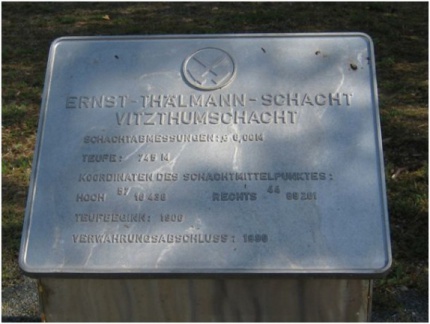 Thälmannschacht - Gedenktafel auf dem Schachtdeckel  (Foto Kowalski)