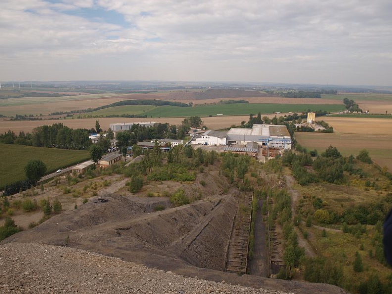 Thälmannschacht - ehemaliger Kläubestall Betriebsgelände im Hintergrund  (Foto Sauerzapfe)  