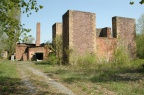 Gebäudereste des Zirkelschachtes - im Vordergrund der Fördergerüstunterbau (Foto Weißenborn)