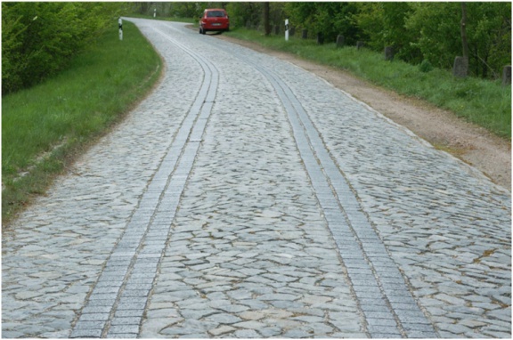 Bild 10: Schlackensteine im Verbund mit Naturstein als StraßenpflasterBild 10: Schlackensteine im Verbund mit Naturstein als Straßenpflaster