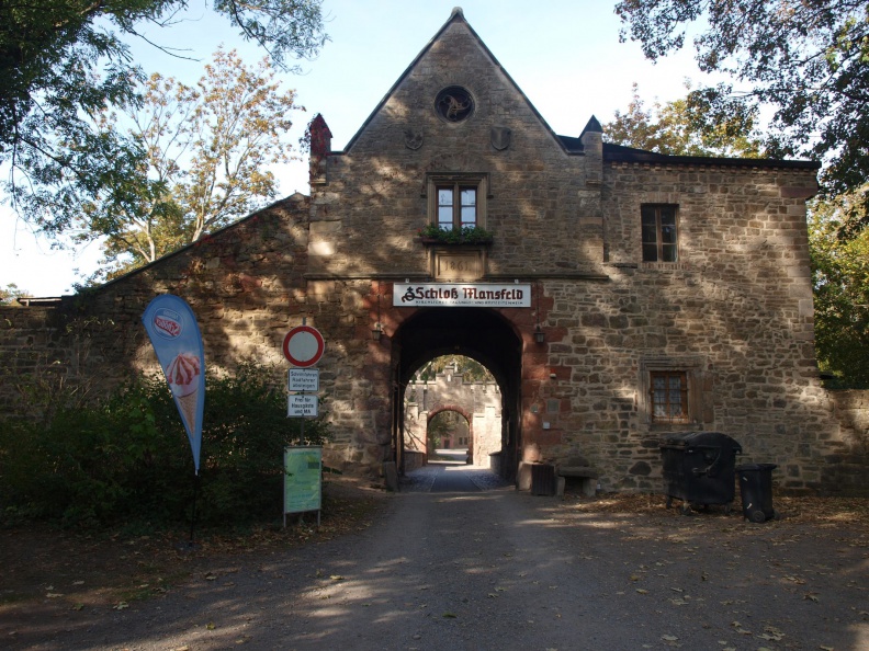 Eingang zum Schloss Mansfeld P9174093.jpg