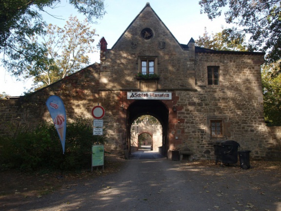 Eingang zum Schloss Mansfeld (Foto Sauerzapfe)