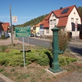 Alte Pumpe - an der Hauptstaße  (Foto Sauerzapfe)