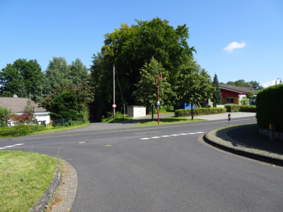 Bild 01 - Am Start - Einmündung der Bergstraße in den Willscheider Weg