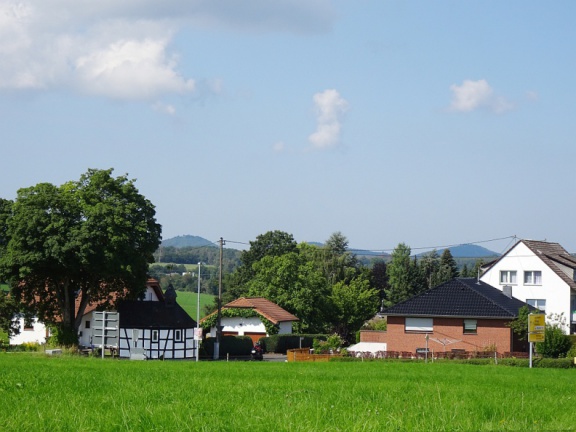 Blick auf Willscheid -  im Hintergrund Ölberg (rechts) und Löwenburg (links)