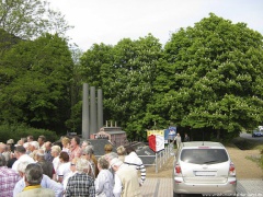 Blick auf die Teilnehmer und das Denkmal (Foto G. Roswora)