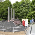 Das Denkmal und die Vereinsfahnen des VMBH (vorn) und des Traditionsvereins Bergschule (hinten) (Foto G. Roswora)