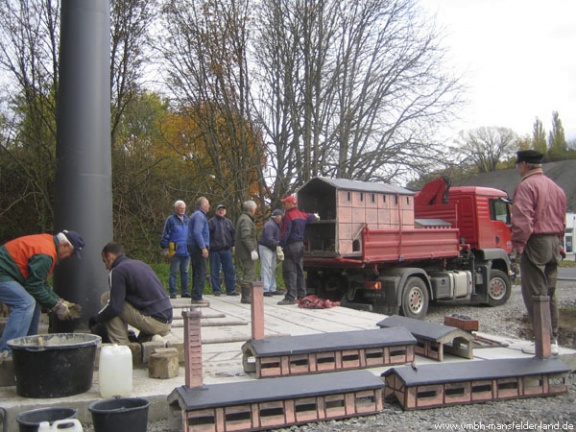 Bild 13 - 27.10.2010 - Transport und Aufstellung der ersten Teile des Modells  Foto: A. Leuchte