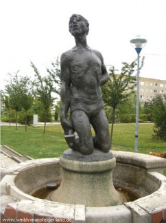 Bild 061 - Brunnenanlage "Des einen Freud ist des anderen Leid" im Wohngebiet "Gerbstedter Straße" in Eisleben  Plastiken: Bergmann (kann Wasser im Stollen nicht gebrauchen) Foto: M. Hauche