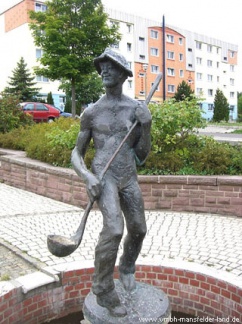 Bild 062 - Brunnenanlage "Des einen Freud ist des anderen Leid" im Wohngebiet "Gerbstedter Straße" in Eisleben  Plastiken: Hüttenmann (braucht das Wasser) Foto: M. Hauche