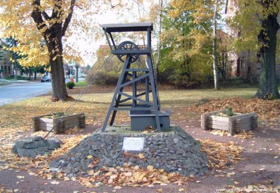 Bild 03 - Bergbaudenkmal an der Siebigeröder Straße in Klostermansfeld im Jahr 2010  Inschrift: Förderturm LL 81 Abgeteuft 1857 geschlossen 1901 gewidmet den Hütten & Bergarbeitern Heimatverein Klostermansfeld November 2000  Foto: G. Roswora