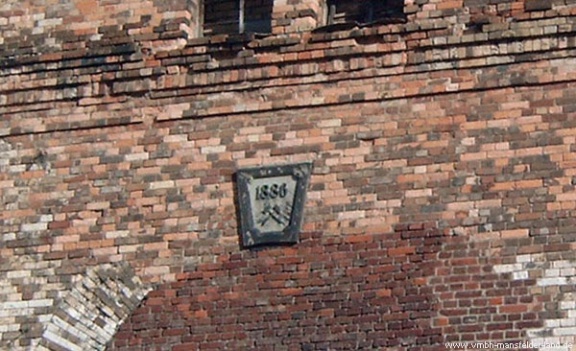 Bild 10 - Schlussstein mit Angabe des Jahres in dem der Schacht angehauhen wurde am Malakow-Turm des Ernst-Schachtes IV (Walter-Schneider-Schacht IV) in Helbra im Jahr 2010  Foto: G. Roswora