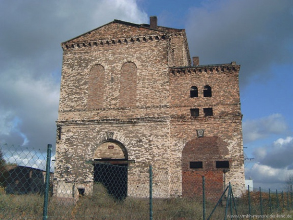 Bild 09 - Schlussstein mit Angabe des Jahres in dem der Schacht angehauhen wurde am Malakow-Turm des Ernst-Schachtes IV (Walter-Schneider-Schacht IV) in Helbra im Jahr 2010  Foto: G. Roswora