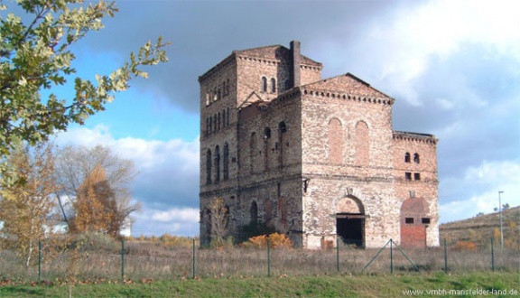 Bild 08 - Schlussstein mit Angabe des Jahres in dem der Schacht angehauhen wurde am Malakow-Turm des Ernst-Schachtes IV (Walter-Schneider-Schacht IV) in Helbra im Jahr 2010  Foto: G. Roswora