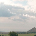 Bild 01 - Die drei Mansfelder Pyramiden - Halden des (v.l.n.r.) Wolfschachtes (Fortschrittschacht), Paulschachtes (Otto-Brosowski-Schacht) und Vitzthumschachtes (Ernst-Thälmann-Schacht) im Jahr 2009  Foto: G. Roswora