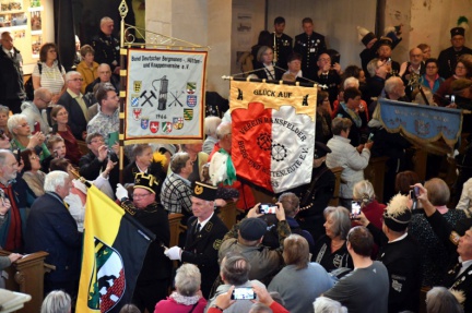 Bild 04 - Berggottesdienst Einzug der Fahnen (Foto MSH-Gajowski)