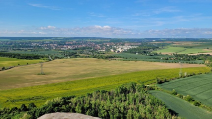 Bild 05 (30.5.2025) - Der Lohn ist ein schöner Blick über das Mansfelder Land