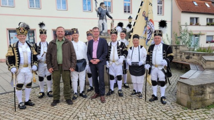 Bild 1 - Stadtfest Gerbstedt 2025 - unsere Truppe mit Ortsbürgermeister Gerd Oberländer und Einheitsgmeinde-Bürgermeister Ulf Döring