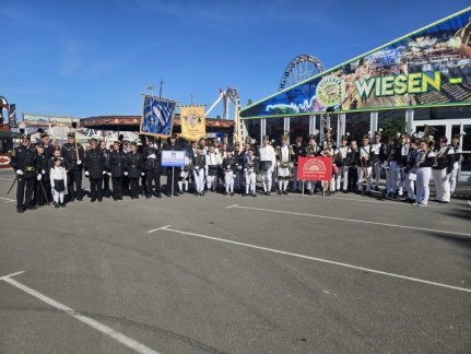 Bild10 - Wieseneröffnung 2025 - vereint vor dem Festzelt 