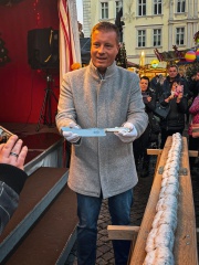 Bild 08 Stollenanschnitt - Bürgermeister Carsten Staub präsentiert das neue Messer