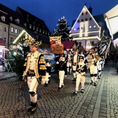 Bild 03 Stollenanschnitt - mit würdiger Begleitung zur Bühne des Weihnachtsmarktes