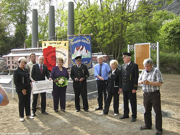 Ein Gruppenfoto mit Vertretern des Vereins, der Volks- und Raiffeisenbank und des Deutschen Bergbau Museums (Foto G. Roswora).jpg