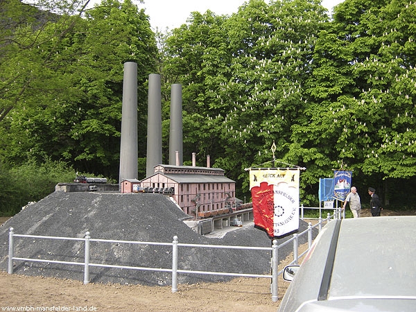 Das Denkmal und die Vereinsfahnen des VMBH (vorn) und des Traditionsvereins Bergschule (hinten) (Foto G. Roswora).jpg