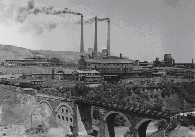 Krughütte in den 1960er Jahren, im Vordergrund die Millionenbrücke (Foto Mansfeldarchiv).jpg